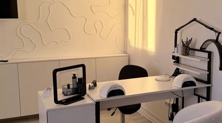 Espace beauté moderne ByLineRose à Metz, Grand Est, FR avec design minimaliste et équipement de manucure.