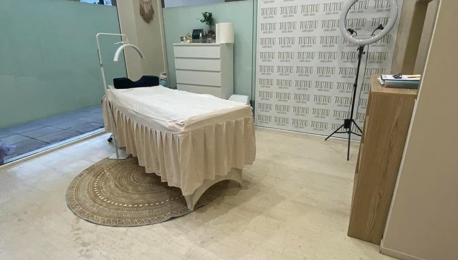 Ηρεμία και κομψότητα στο χώρο του TouTou Lashes & Brows, Πύργος, GR με σύγχρονο εξοπλισμό για υπηρεσίες.
