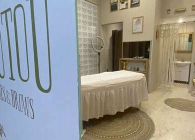 Σαλόνι ομορφιάς TouTou Lashes & Brows στην Πύργο, GR με κρεβάτι θεραπείας και μοντέρνα διακόσμηση.