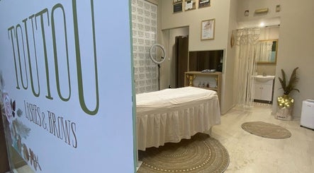 Σαλόνι ομορφιάς TouTou Lashes & Brows στην Πύργο, GR με κρεβάτι θεραπείας και μοντέρνα διακόσμηση.