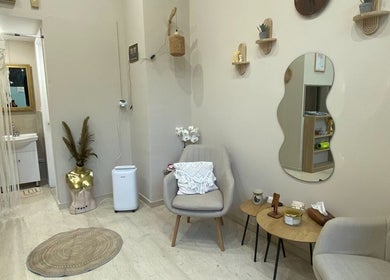 Άνετος χώρος υποδοχής στο TouTou Lashes & Brows στην Πύργο, GR με μοντέρνα διακόσμηση και ουδέτερα χρώματα.