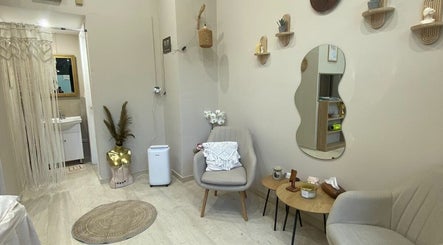 Άνετος χώρος υποδοχής στο TouTou Lashes & Brows στην Πύργο, GR με μοντέρνα διακόσμηση και ουδέτερα χρώματα.