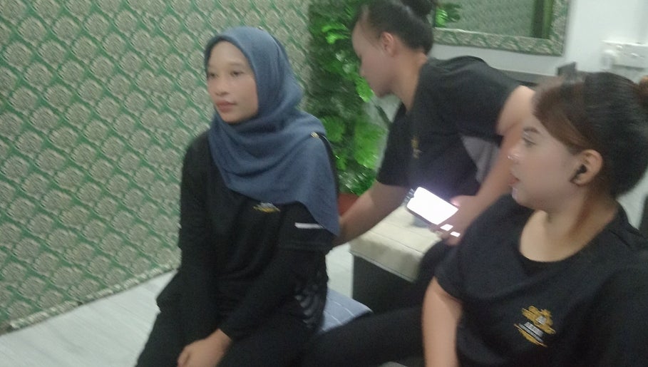 Kakitangan di Aliss salon beauty spa, Kuah, Kedah, MY, menyambut mesra pelanggan dalam suasana tenang.