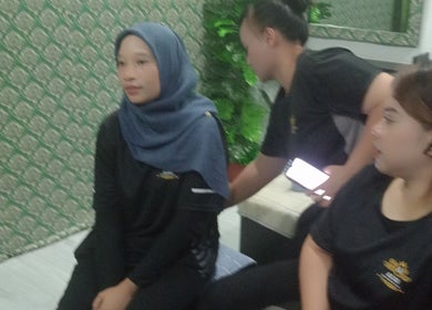 Kakitangan di Aliss salon beauty spa, Kuah, Kedah, MY, menyambut mesra pelanggan dalam suasana tenang.
