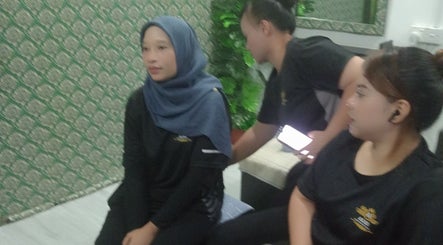 Kakitangan di Aliss salon beauty spa, Kuah, Kedah, MY, menyambut mesra pelanggan dalam suasana tenang.