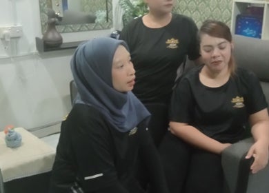 Pasukan Aliss salon beauty spa, Kuah, Kedah, MY bersiap sedia untuk menyambut pelanggan dengan layanan mesra.