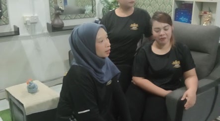 Pasukan Aliss salon beauty spa, Kuah, Kedah, MY bersiap sedia untuk menyambut pelanggan dengan layanan mesra.
