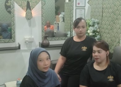 Kakitangan Aliss salon beauty spa di Kuah, Kedah, MY dalam kawasan rehat yang menenangkan.