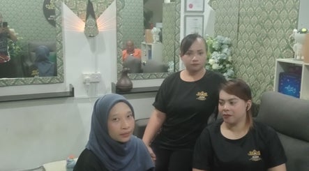 Kakitangan Aliss salon beauty spa di Kuah, Kedah, MY dalam kawasan rehat yang menenangkan.