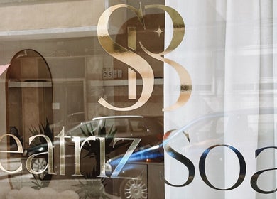 Reflective signage of Beatriz Soares Beauty in Odivelas, Lisboa, PT showcasing elegant design.