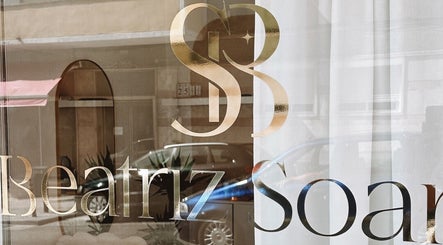 Reflective signage of Beatriz Soares Beauty in Odivelas, Lisboa, PT showcasing elegant design.