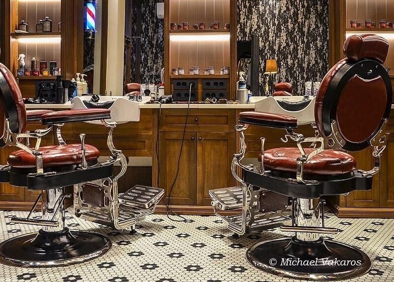 Κομψά ρετρό καθίσματα στο Ferdinandos Barbershop, Ιωάννινα, GR, προσφέροντας μοναδική εμπειρία περιποίησης.