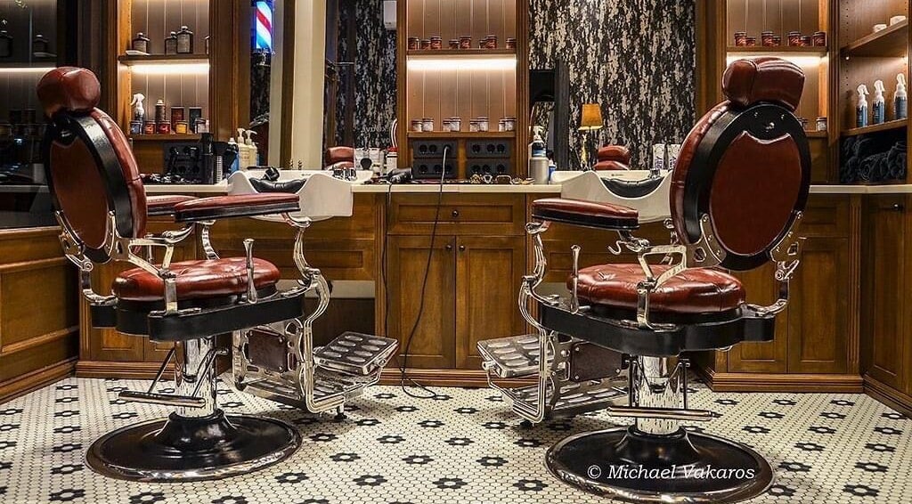 Κομψά ρετρό καθίσματα στο Ferdinandos Barbershop, Ιωάννινα, GR, προσφέροντας μοναδική εμπειρία περιποίησης.