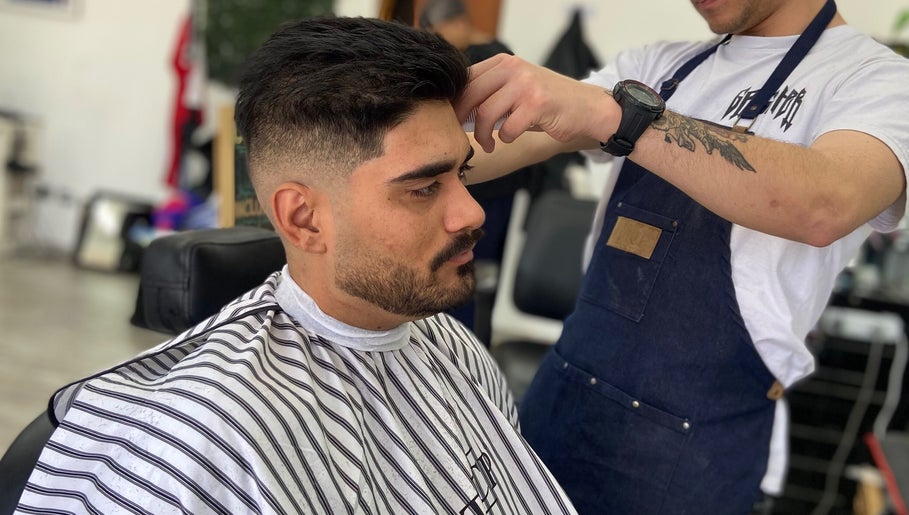 Barbero estilizando corte masculino en Kairos, Cañada De Gomez, Santa Fe, AR.
