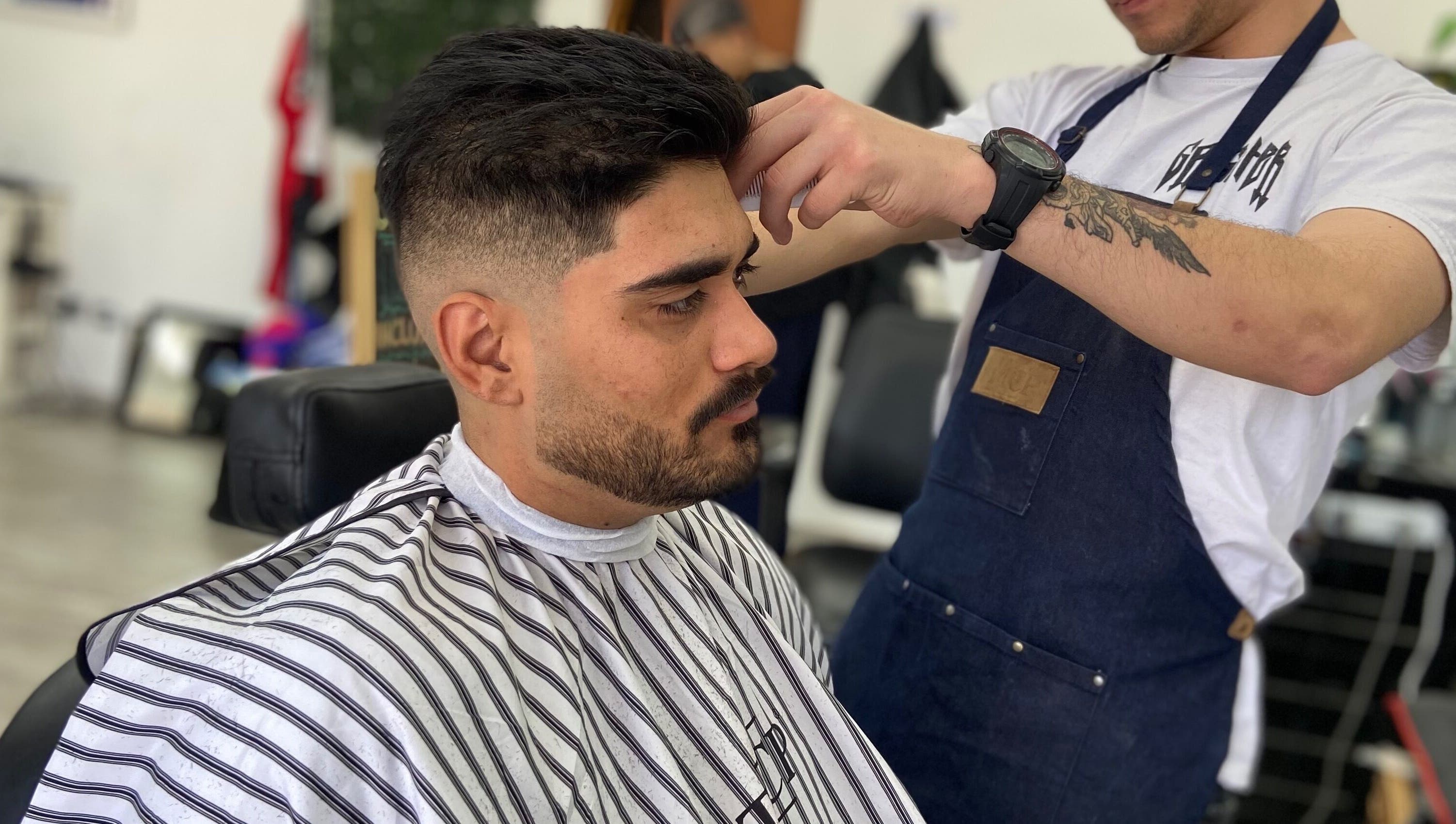 Barbero estilizando corte masculino en Kairos, Cañada De Gomez, Santa Fe, AR.