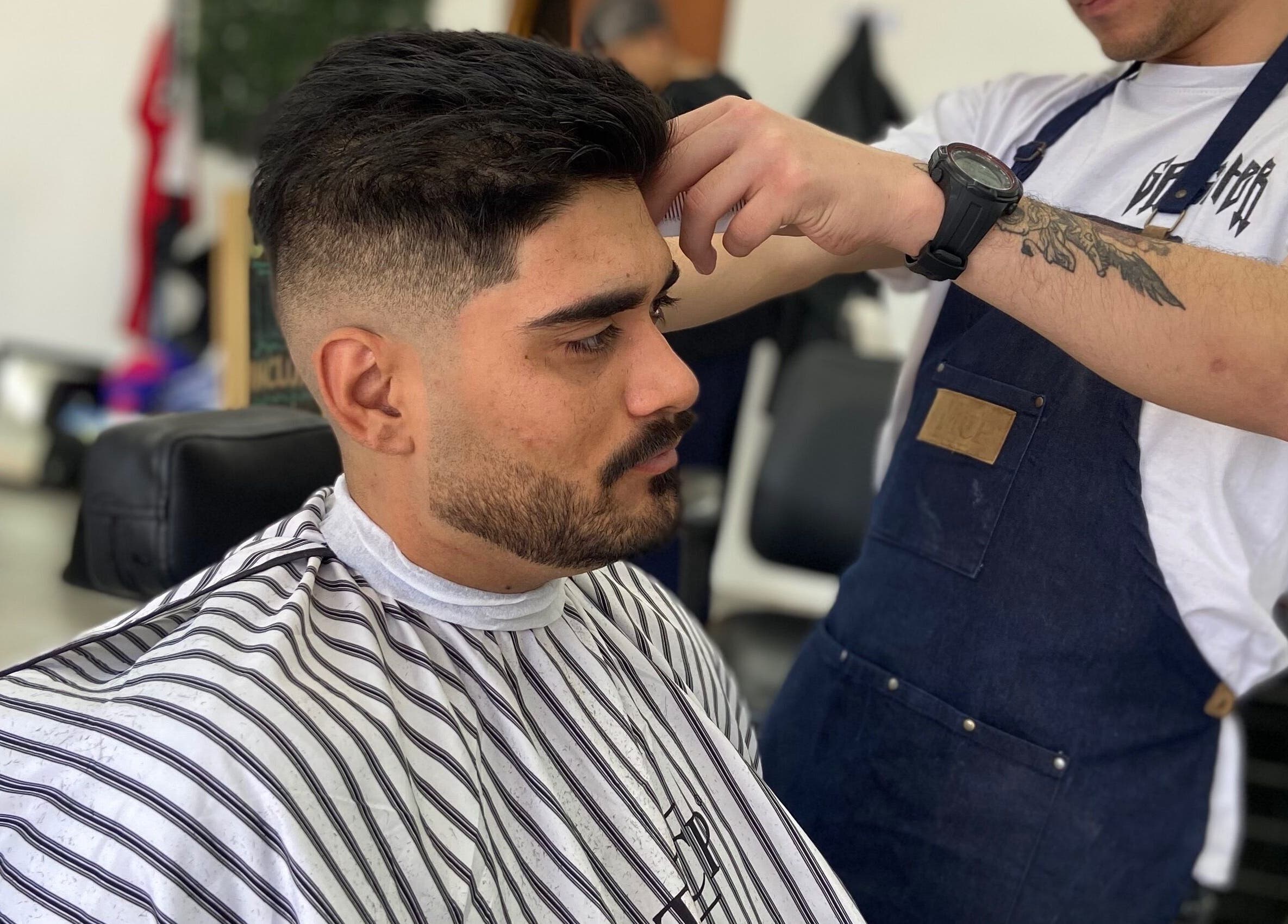 Barbero estilizando corte masculino en Kairos, Cañada De Gomez, Santa Fe, AR.