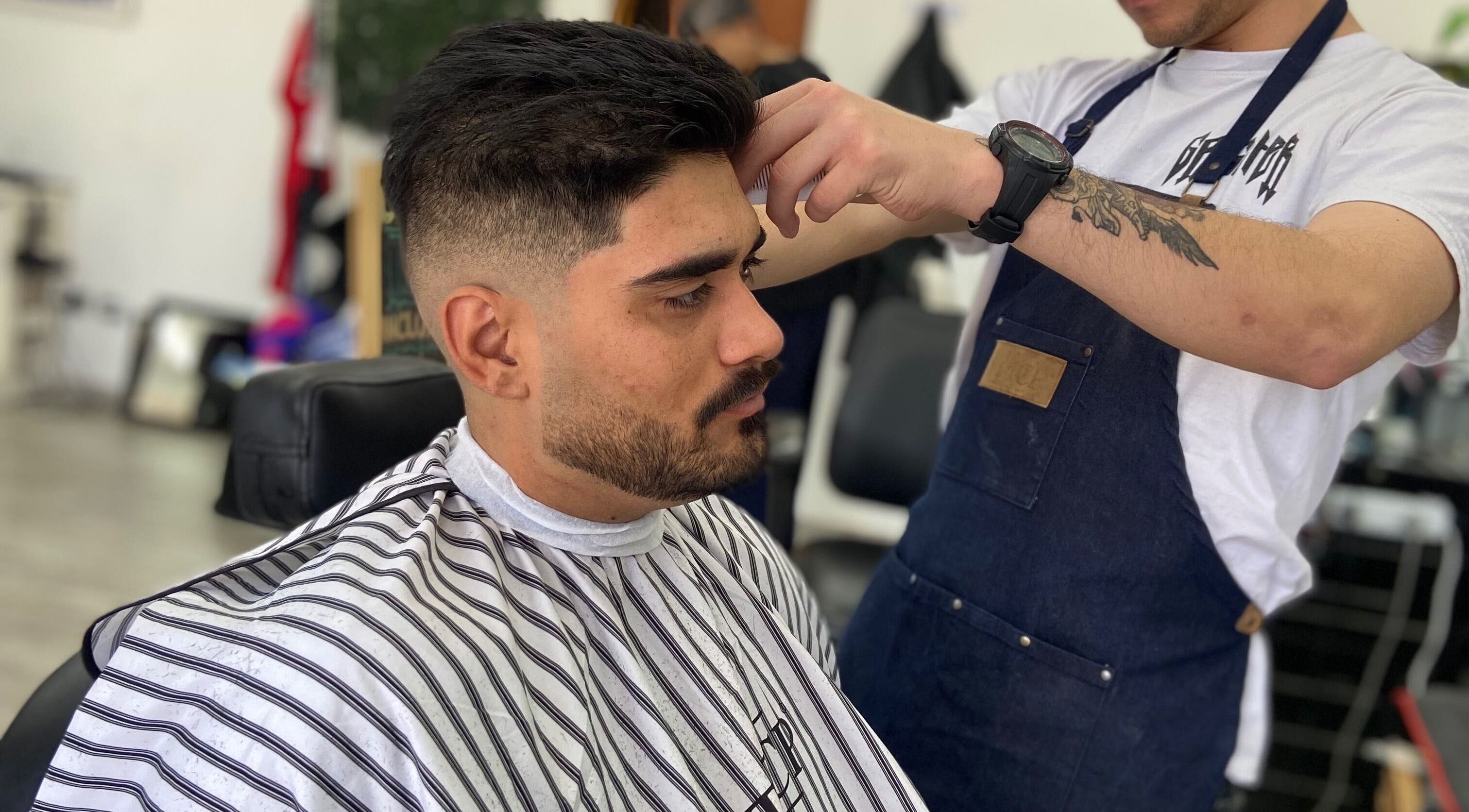 Barbero estilizando corte masculino en Kairos, Cañada De Gomez, Santa Fe, AR.