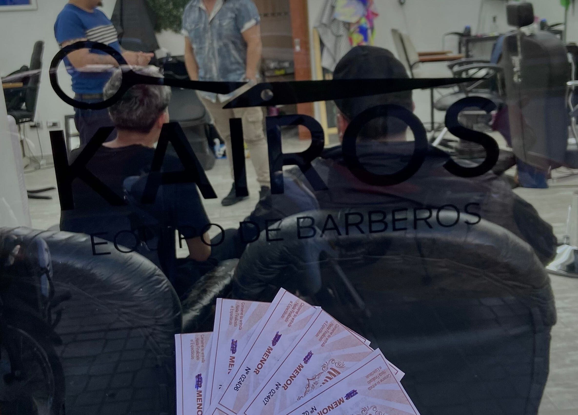 Reflejo del salón Kairos en Cañada De Gomez, Santa Fe, AR con sillas de peluquería visibles.