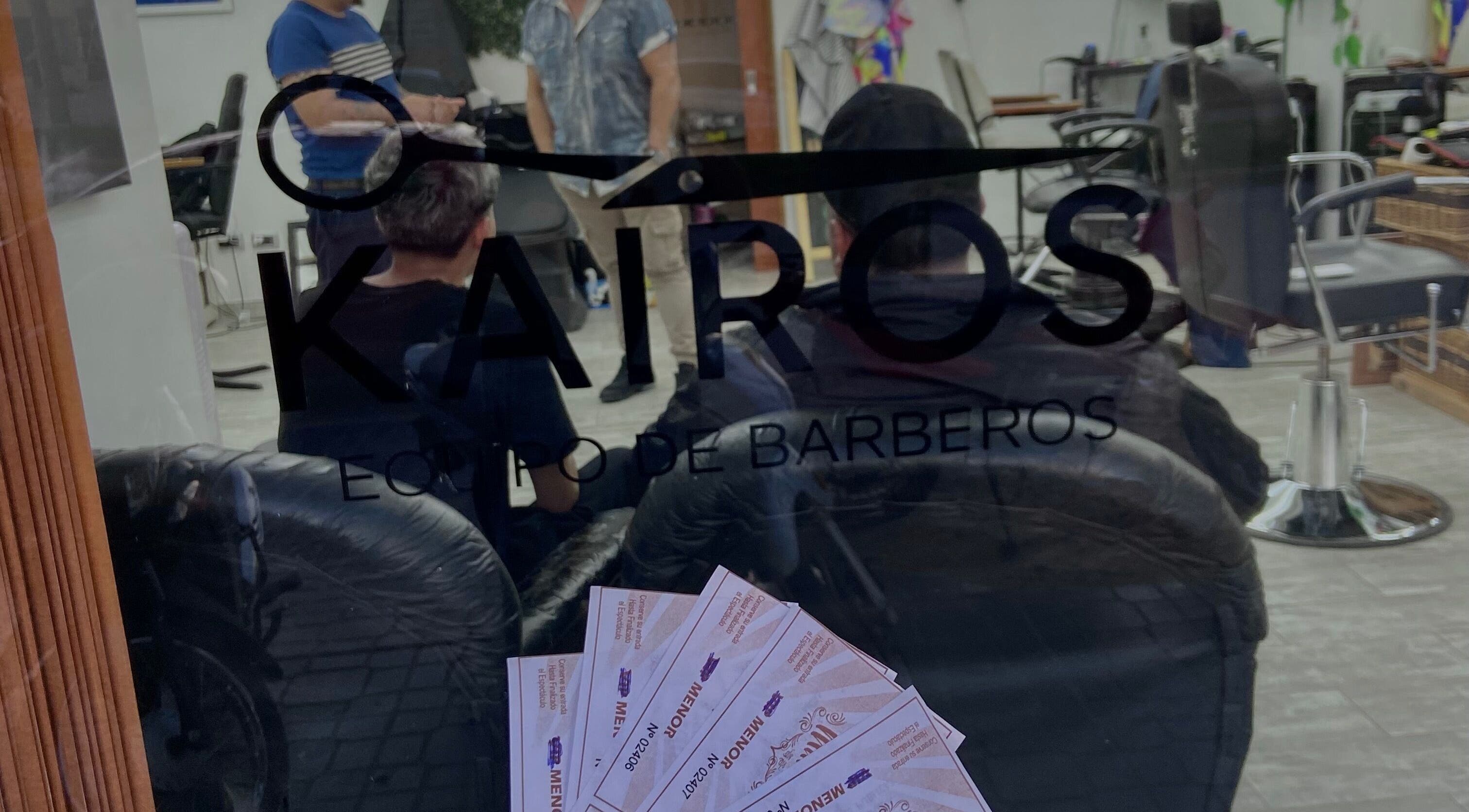 Reflejo del salón Kairos en Cañada De Gomez, Santa Fe, AR con sillas de peluquería visibles.