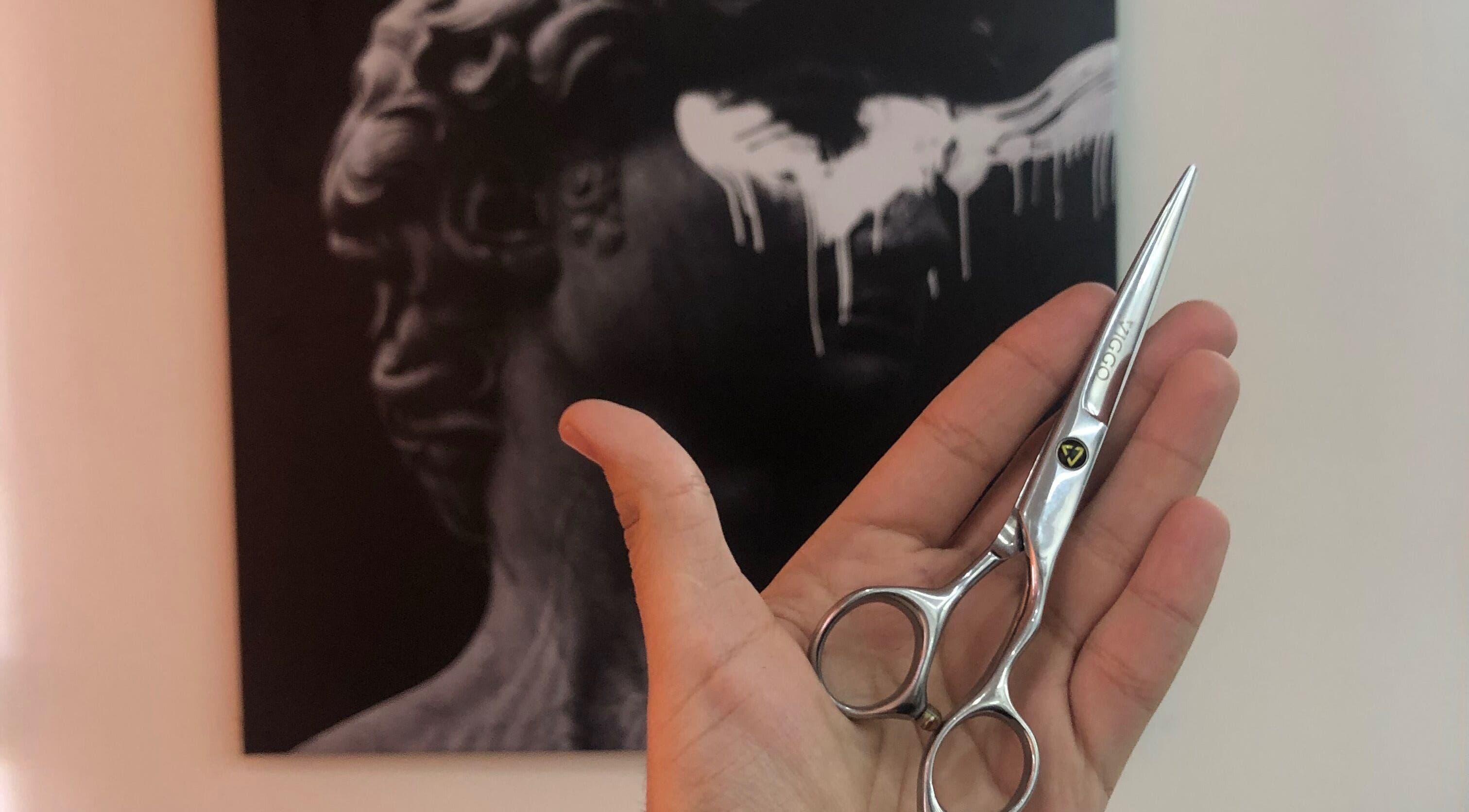 Tijeras de peluquero en Kairos, Cañada De Gomez, Santa Fe, AR, con arte de fondo.