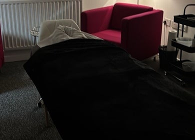 Relaxing massage room at Peace Spa Therapies, Coleraine, Northern Ireland, GB with cozy pink chairs.