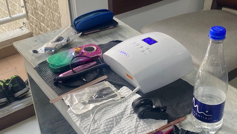 Kit de manicura en Yaitorres.nails, Cali, Valle Del Cauca, CO, mostrando herramientas y equipo profesional.