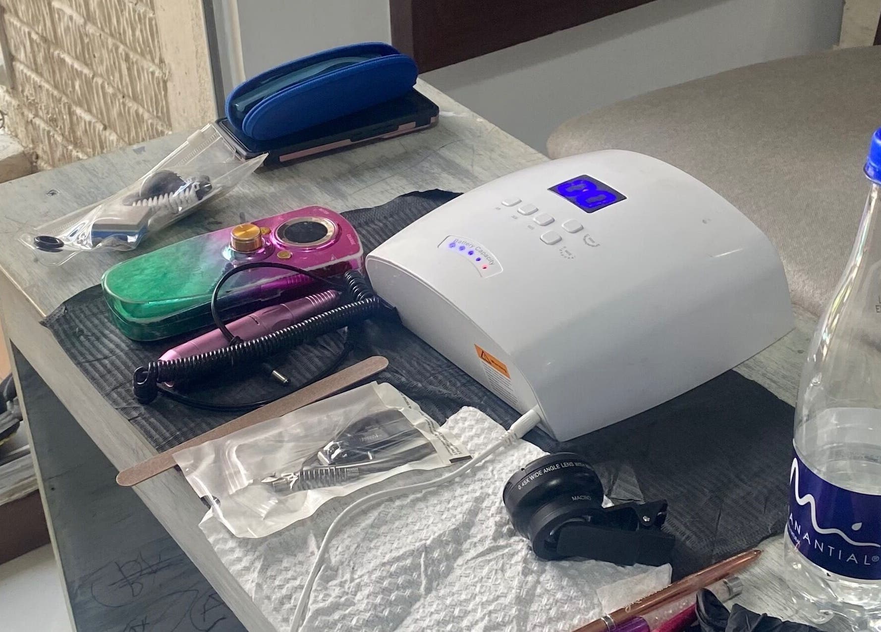 Mesa de herramientas de manicura en Yaitorres.Nails, Cali, Valle Del Cauca, CO, lista para el cuidado de uñas.