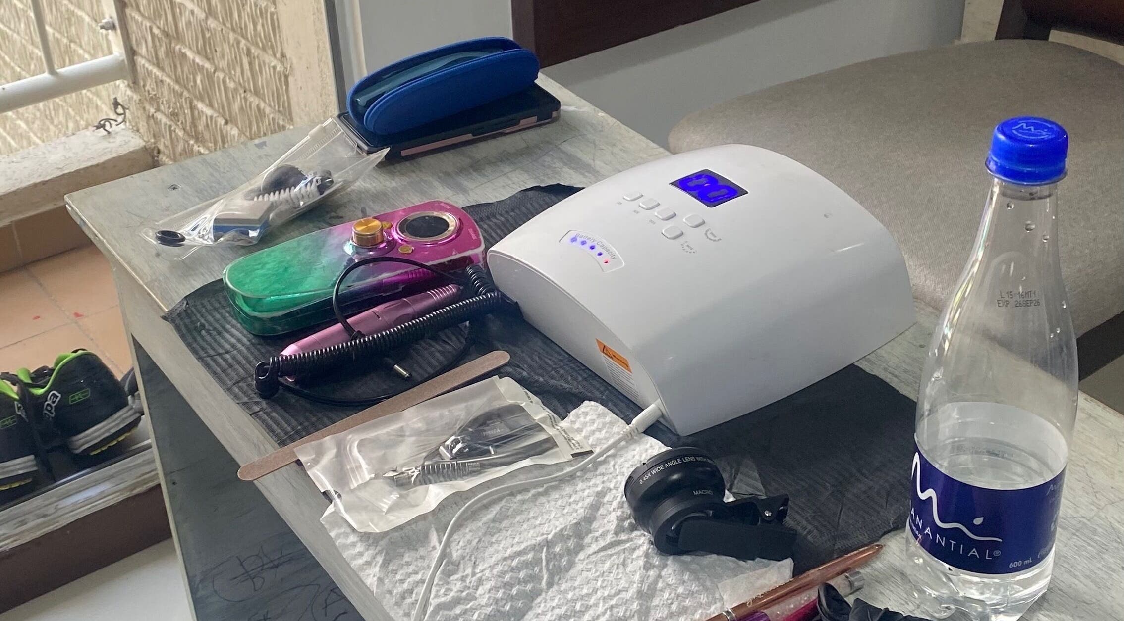 Mesa de herramientas de manicura en Yaitorres.Nails, Cali, Valle Del Cauca, CO, lista para el cuidado de uñas.