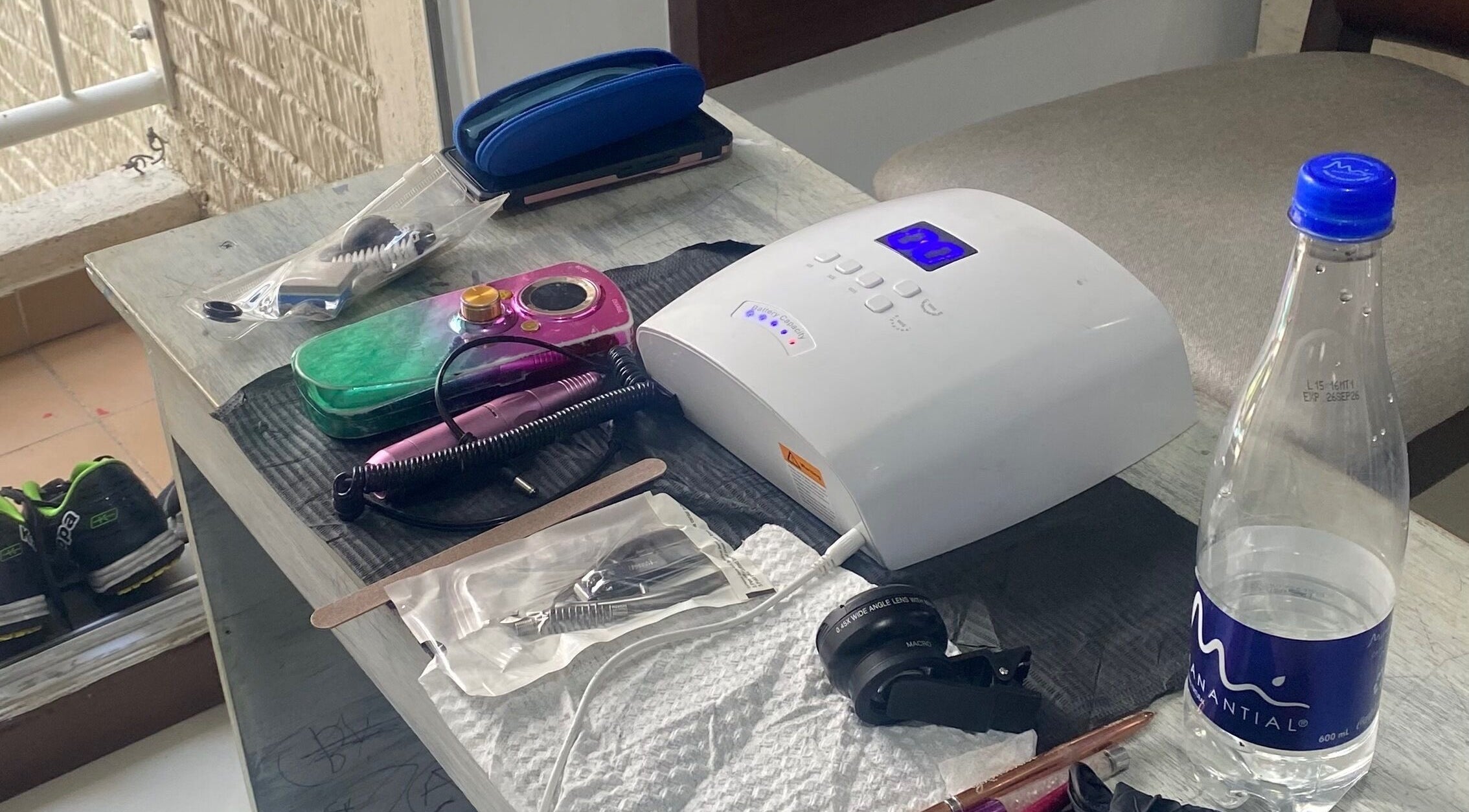 Mesa de herramientas de manicura en Yaitorres.Nails, Cali, Valle Del Cauca, CO, lista para el cuidado de uñas.