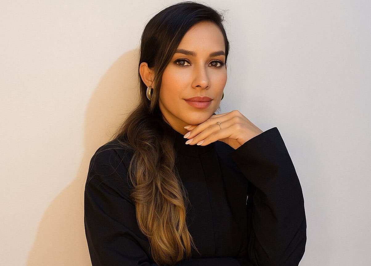 Profesional en Yaitorres.Nails, Cali, Valle Del Cauca, CO, mostrando elegancia y estilo.