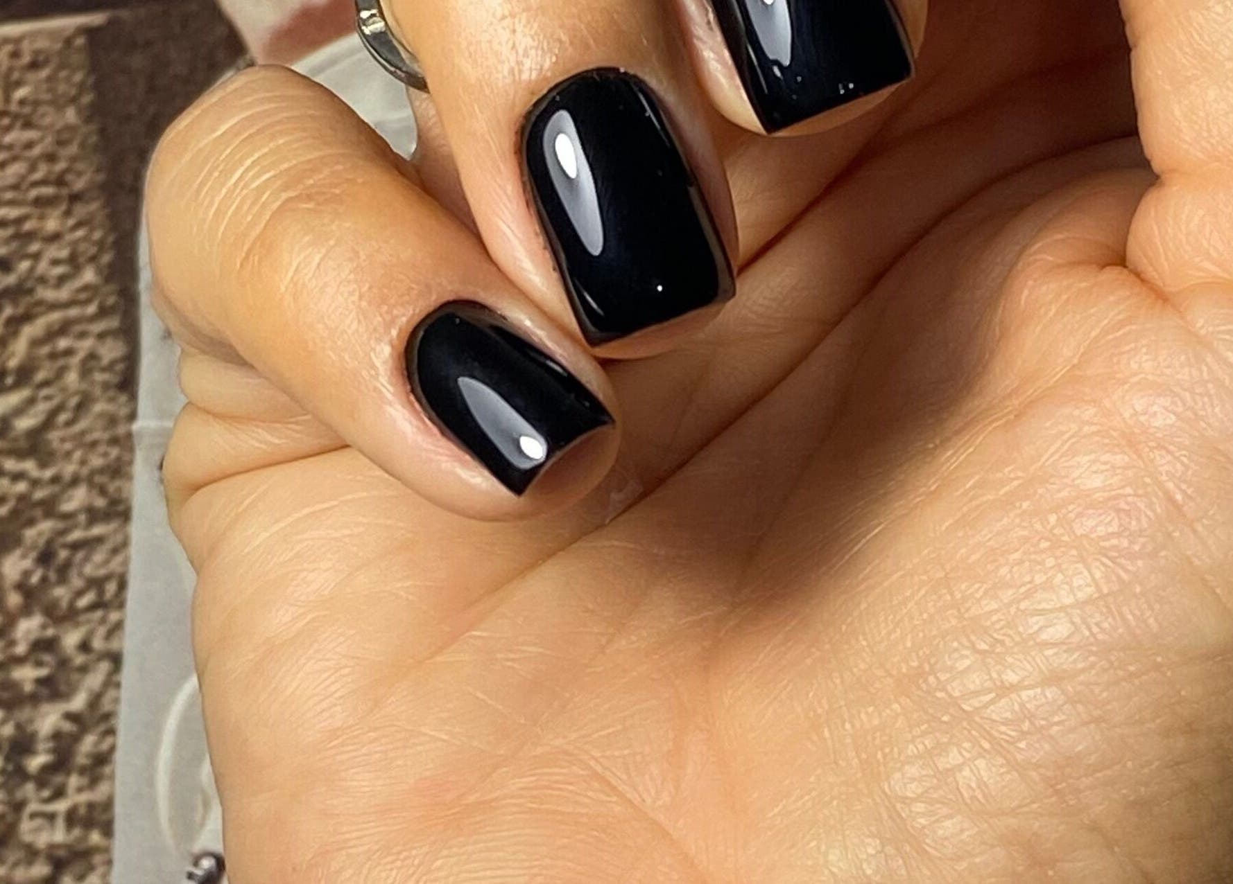 Diseño de uñas negro y brillante en Yaitorres.Nails, Cali, Valle Del Cauca, CO.