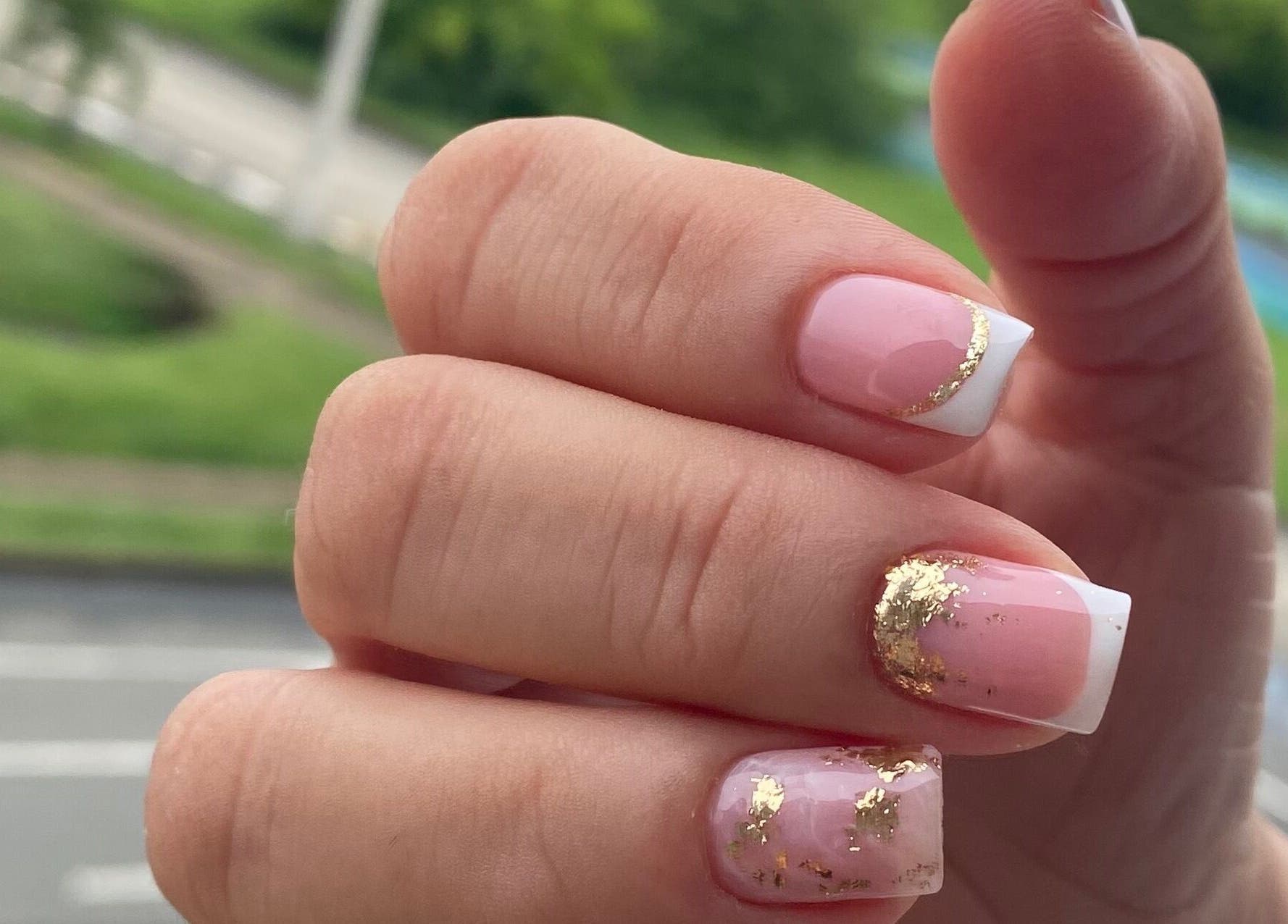 Uñas elegantes con detalles dorados de Yaitorres.Nails en Cali, Valle Del Cauca, CO.