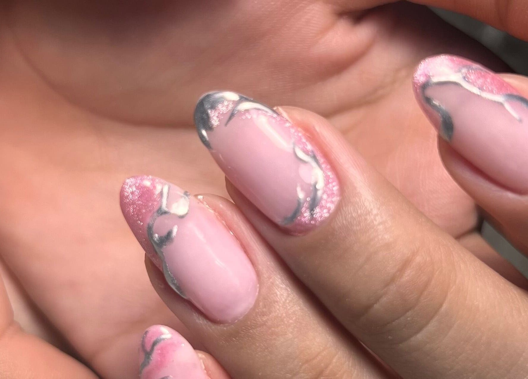 Diseño de uñas rosas con detalles plateados en Yaitorres.Nails, Cali, Valle Del Cauca, CO.