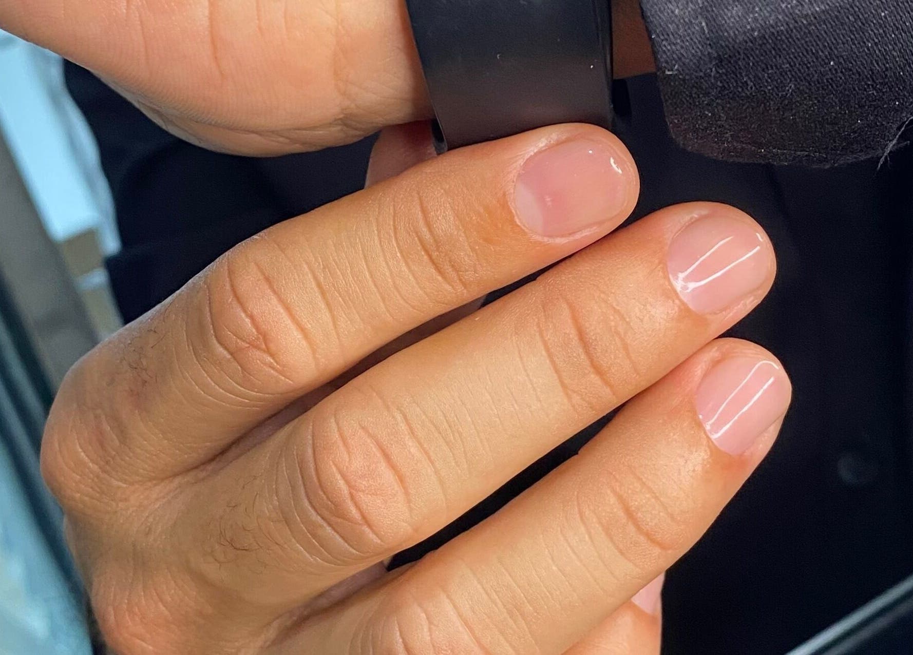 Mano con uñas bien cuidadas en Yaitorres.Nails, Cali, Valle Del Cauca, CO.