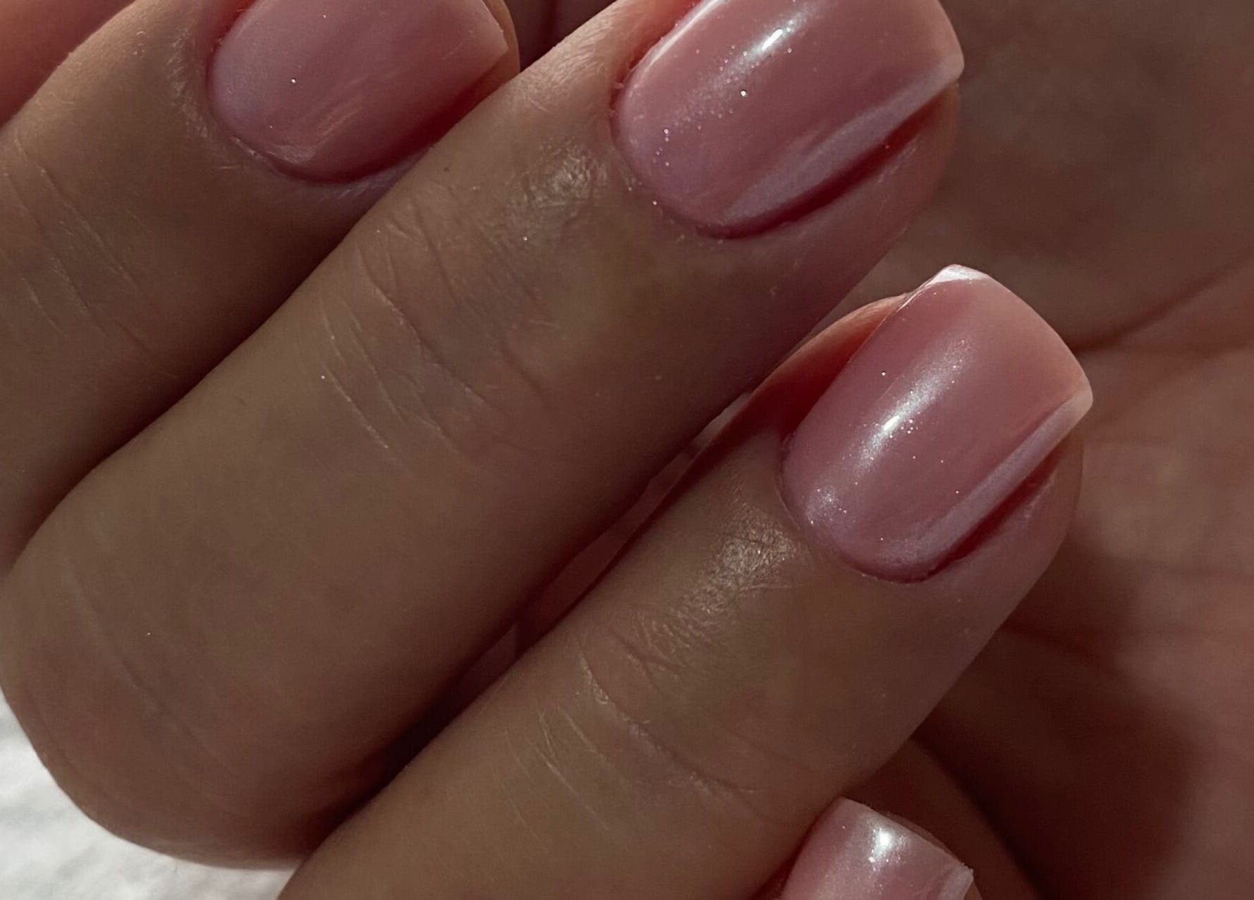 Hermoso esmalte de uñas rosadas en Yaitorres.Nails, Cali, Valle Del Cauca, CO.