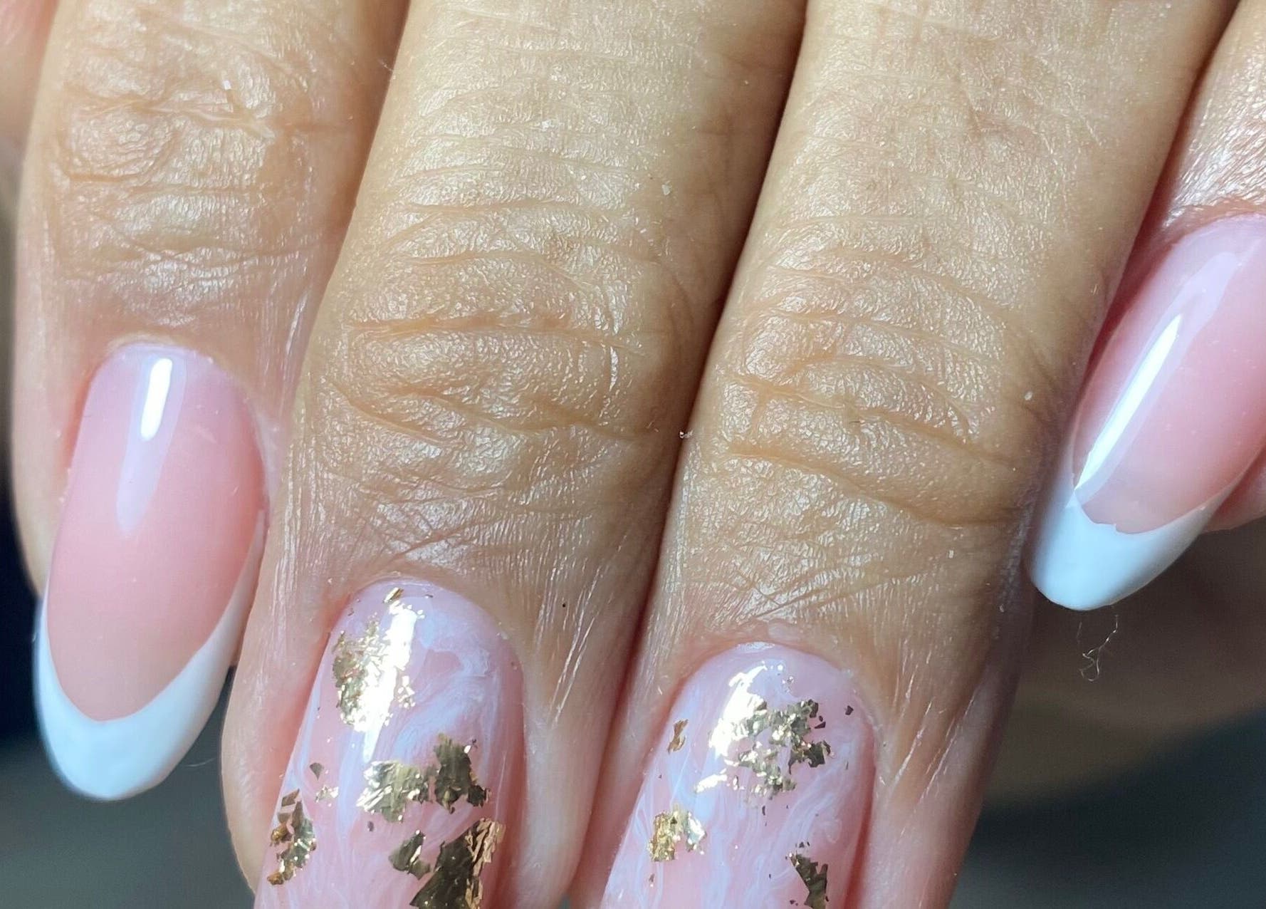 Elegante manicure con detalles dorados en Yaitorres.Nails, Cali, Valle Del Cauca, CO.