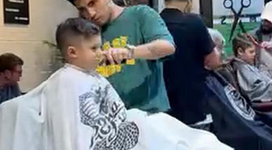 Niño recibiendo corte de cabello en Groomed Hair, Miraflores, Provincia De Lima, PE. Ambiente profesional y moderno.