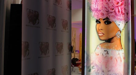 Πίνακας τέχνης με γυναικεία φιγούρα στο Toobi beauty nails & more, Νίκαια, GR.