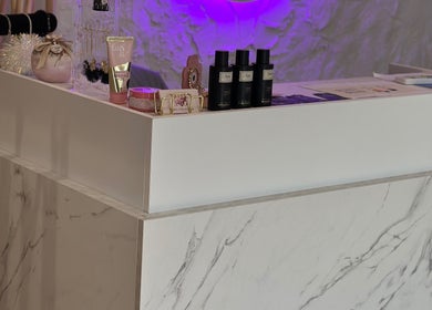 Κομψός πάγκος υποδοχής στο Toobi beauty nails & more, Νίκαια, GR, με προϊόντα ομορφιάς.