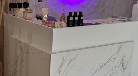 Κομψός πάγκος υποδοχής στο Toobi beauty nails & more, Νίκαια, GR, με προϊόντα ομορφιάς.