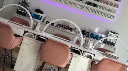 Εσωτερικό του Toobi beauty nails & more στη Νίκαια, GR, με κομψές ροζ καρέκλες και μοντέρνα διακόσμηση.