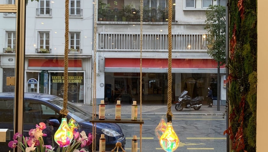Intérieur de Biocoiff Vincennes avec vue sur rue, décor lumineux et plantes, à Vincennes, Île-de-France, FR.