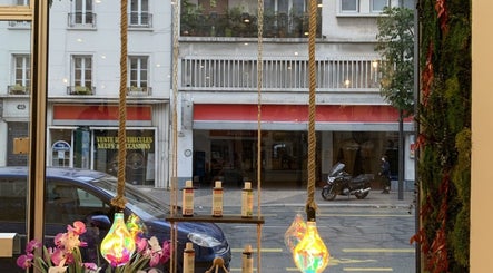Intérieur de Biocoiff Vincennes avec vue sur rue, décor lumineux et plantes, à Vincennes, Île-de-France, FR.