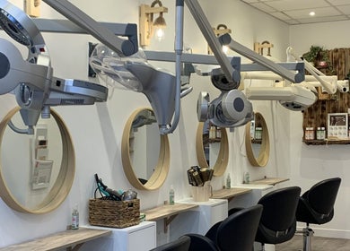 Intérieur moderne de Biocoiff Vincennes à Vincennes, Île-de-france, FR avec des miroirs circulaires.