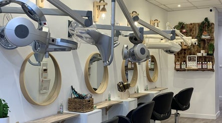 Intérieur moderne de Biocoiff Vincennes à Vincennes, Île-de-france, FR avec des miroirs circulaires.