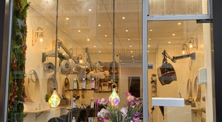 Intérieur moderne et lumineux du salon Biocoiff Vincennes, situé à Vincennes, Île-de-France, FR.