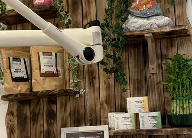 Produits naturels Biocoiff Vincennes sur étagère en bois, Vincennes, Île-de-France, FR.