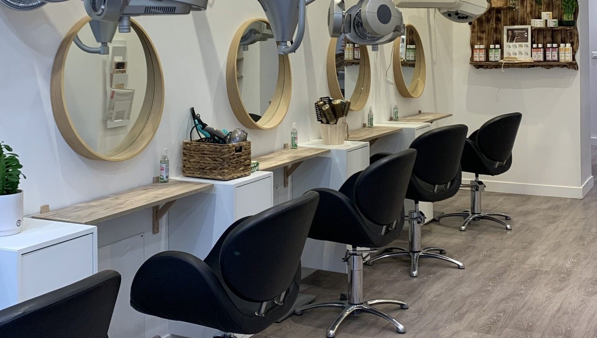 Intérieur élégant du salon Biocoiff Vincennes à Vincennes, Île-de-France, FR avec miroirs et chaises modernes.