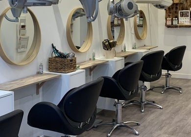 Intérieur élégant du salon Biocoiff Vincennes à Vincennes, Île-de-France, FR avec miroirs et chaises modernes.