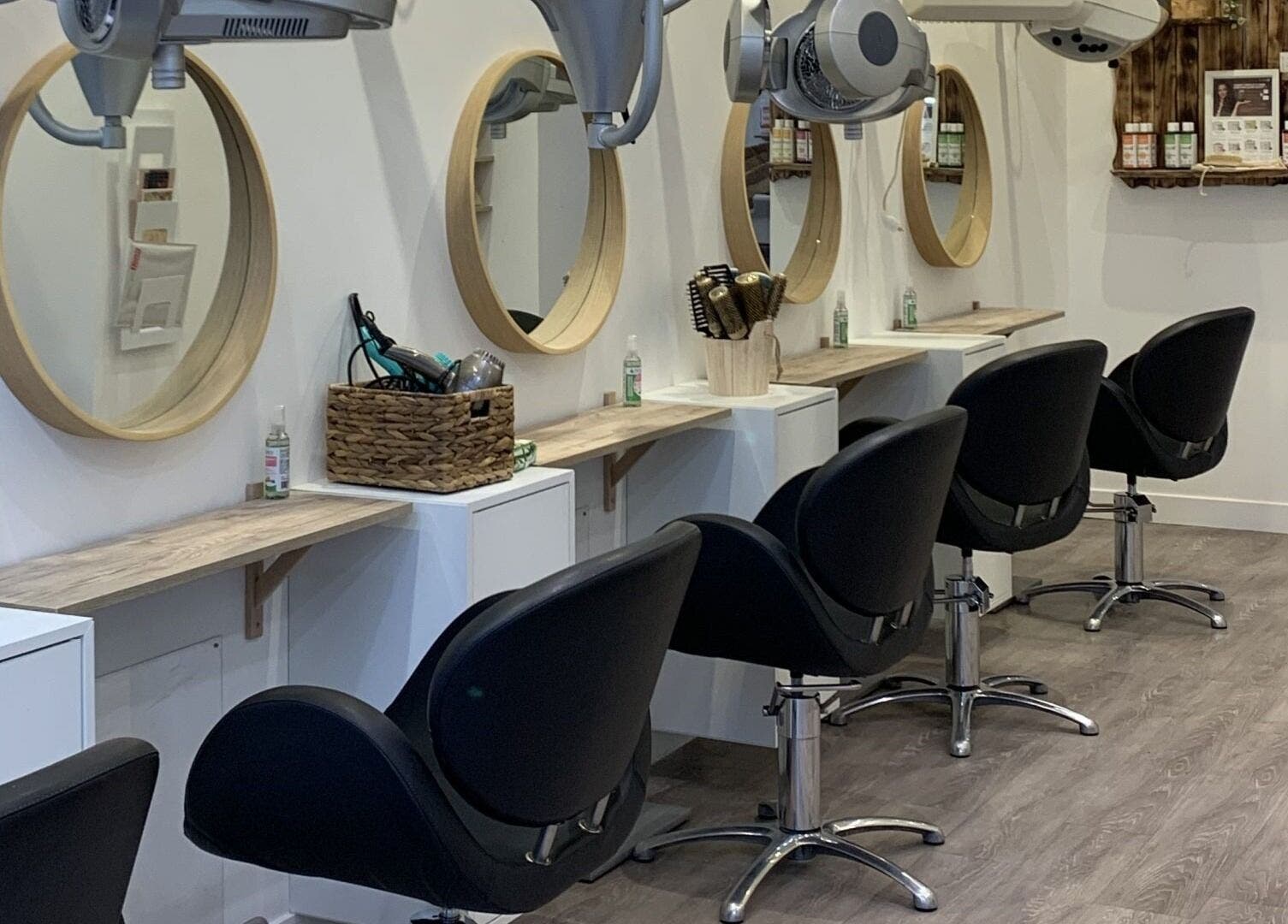 Intérieur élégant du salon Biocoiff Vincennes à Vincennes, Île-de-France, FR avec miroirs et chaises modernes.
